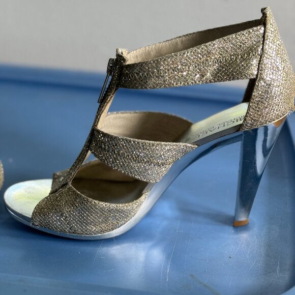 Michael Kors SIlver Berkley T-Strap Sandals size 7 1/2M, Silver Glitter W/Zipper - Picture 5 of 10